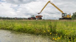 Harvesting of cultivated peatmoss big style (Photo: lensescape.org)