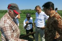 Prof. Joosten (left) explaining a core of peat soil to Indonesian ambassador Oegroseno (right) and state secretary Dahlemann (Photo: J. Peters)