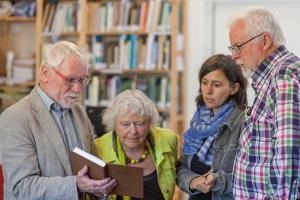 Axel Weber (left), grandson of the peatland scientist C. A. Weber, is visiting the Greifswald peatland library.